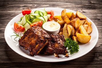 Tasty grilled ribs with vegetables