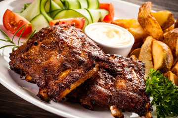 Tasty grilled ribs with vegetables