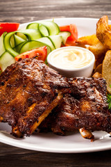 Tasty grilled ribs with vegetables