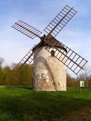 Fototapeta na wymiar Moulin à vent d'ïle de France