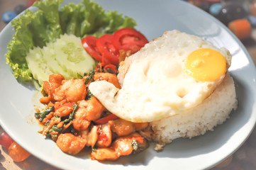 stir-fried chicken with basil and fried egg