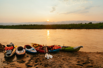 Deux canoë sur le sable près de la rivière , Mae Hong Son