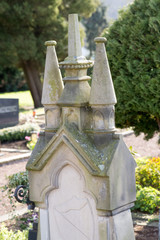 sehr alter Grabstein mit Türmchen