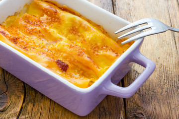 Cannelloni baked with ham and cheese