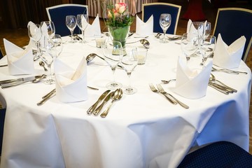 Gastronomie, eingedeckter Tisch für eine Gesellschaft