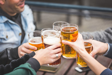 Fototapeta premium Grupa przyjaciół ciesząc się piwo w pubie w Londynie