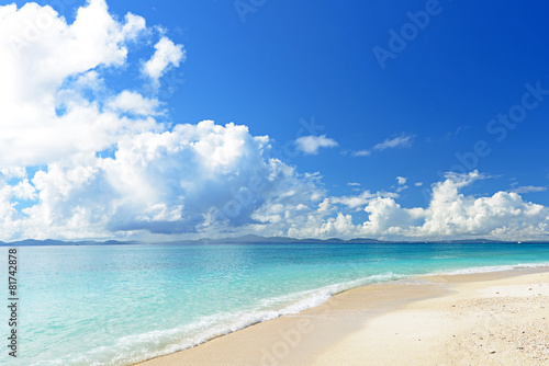 Fotobehang 南国沖縄の綺麗な珊瑚の海と夏空 Fotobehang Sunabesyou
