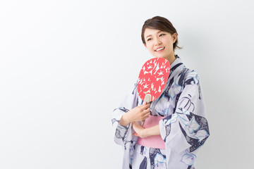 浴衣を着た女性　うちわ