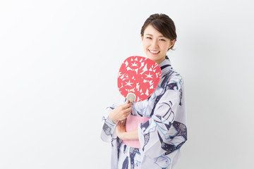 浴衣を着た女性　うちわ