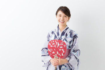 浴衣を着た女性　うちわ