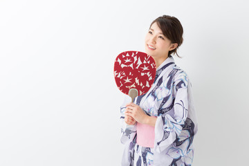 浴衣を着た女性　うちわ