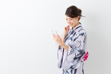 浴衣を着た女性　スマホ