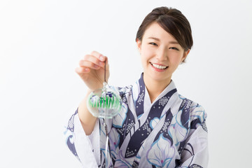 浴衣を着て風鈴を持つ女性