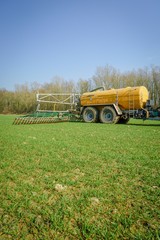 G&uuml;lleausbringung mit Schleppschlauchtechnik im Fr&uuml;hling