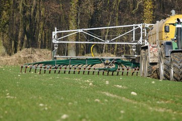 Gülleausbringung, Güllefass mit Schleppschlauchtechnik