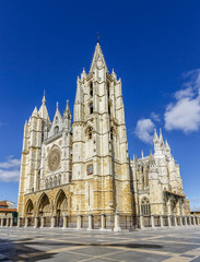 Fototapeta na wymiar Central facade, tower and rose window of the cathedral of Leon