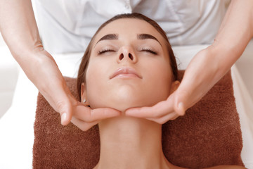 Obraz na płótnie Canvas Beautician makes face massage