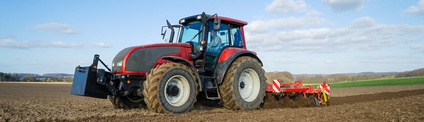 Ackerbau - Landwirt bei der Bodenbearbeitung, Breitformat