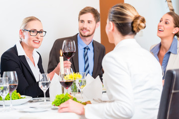 Gruppe im Restaurant auf Geschäftsessen