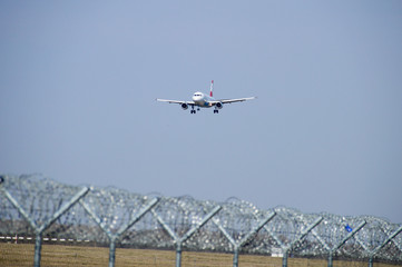 Stacheldrahtzaun mit Düsenflugzeug