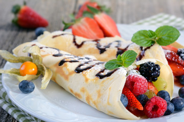 Süße Pfannkuchen mit frischem Beerenobst