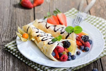 Süße Crepes mit frischen Früchten