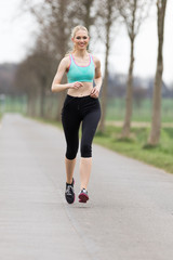 blonde Frau joggt