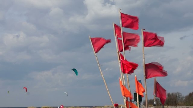 Fahnen von Markierungsbojen flattern im Wind