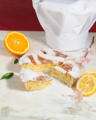 Pastiera napoletana tagliata con agrumi e cappello da chef