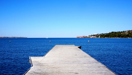 Obraz premium Bridge to the sea with blue sky