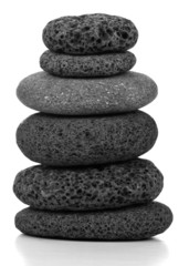 galets superposés sur fond blanc