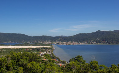 Fototapeta na wymiar Vila à beira do lago