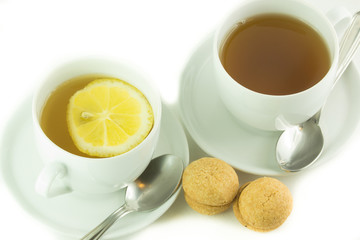 Tazze di thé con biscotti e limone