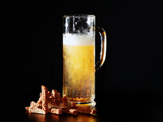 бокал пива на черном фоне
