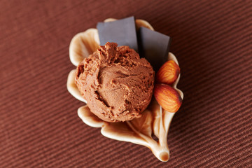 Schokoladeneis mit Mandeln