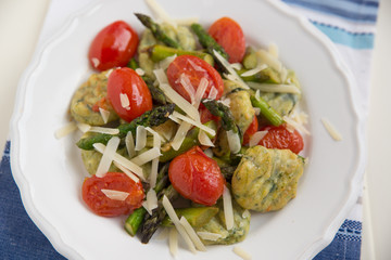 Spinatgnocchi mit Spargel und Tomaten