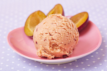 Pflaumeneis mit frischen Pflaumen