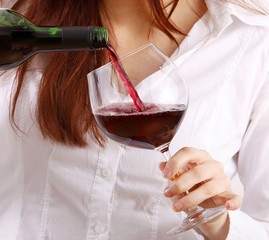 Frau schenkt Rotwein in ein Glas