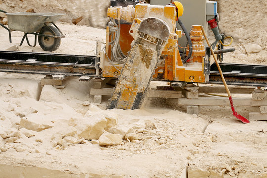 Schneide Maschine schneidet Sandstein, Römersteinbruch in St. Margarethen, Österreich