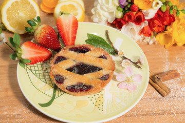 Crostatina alla marmellata con frutta e fiori