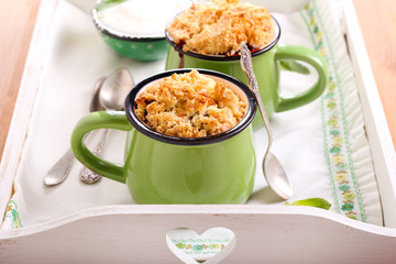 Fruit crumble topping cupcakes