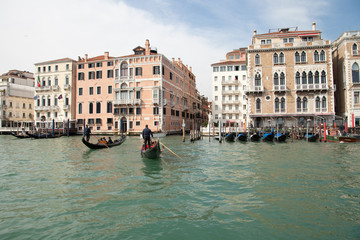 Deux gondoles sur le grand canal