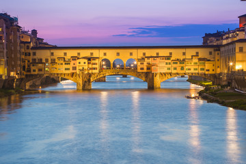 Obraz premium Twilight of Ponte Vecchio the ancient bridge of Florence, Italy.