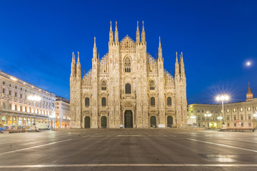 Fototapeta premium Zmierzch katedry w Mediolanie Duomo we Włoszech.