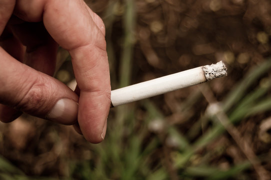 Fumeur Avec Une Cigarette Dans La Main