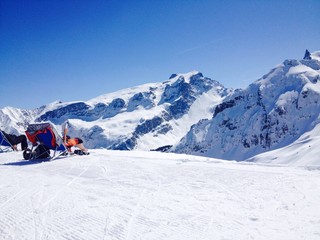 Fototapeta na wymiar Skiurlaub im Montafon Sonnenbad mit Alpengipfel