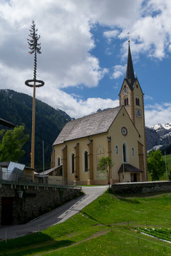 Kartitscher Kirche mit Maibaum