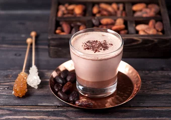 Crédence de cuisine en verre imprimé Chocolat Delicious hot cocoa with chocolate and cocoa beans