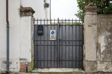 Naklejka premium Cancello di ferro, mura, ingresso a villa