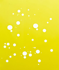 Olivenöl mit Essigtropfen